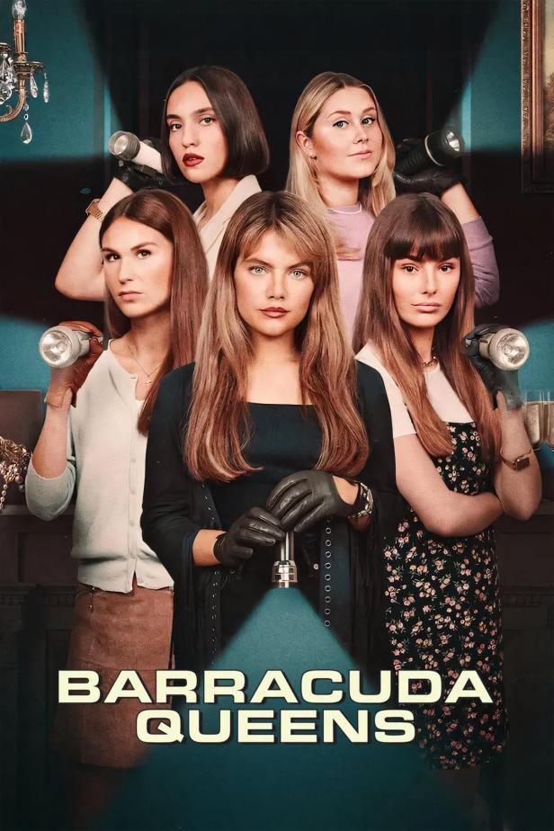Fünf Frauen posieren mit Taschenlampen für das Poster von „Barracuda Queens“.