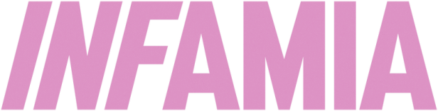 Der Schriftzug „INFAMIA“ in großen, hellrosafarbenen Buchstaben.
