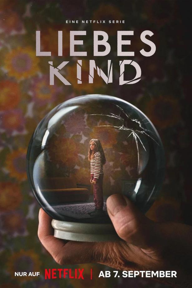 Das Poster für die Netflix-Serie „Liebes Kind“ zeigt ein Mädchen in einer zerbrochenen Schneekugel.