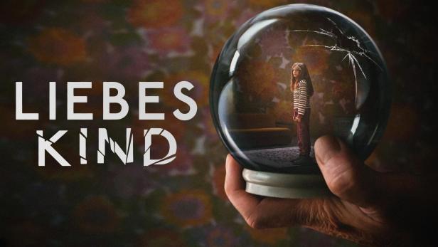Das Filmplakat für „Liebes Kind“ zeigt ein Mädchen in einer zerbrochenen Schneekugel, die von einer Hand gehalten wird.