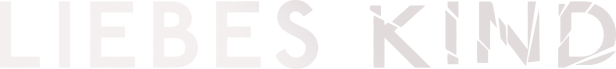 Der Schriftzug „Liebes Kind“ in weißer Farbe auf schwarzem Hintergrund.