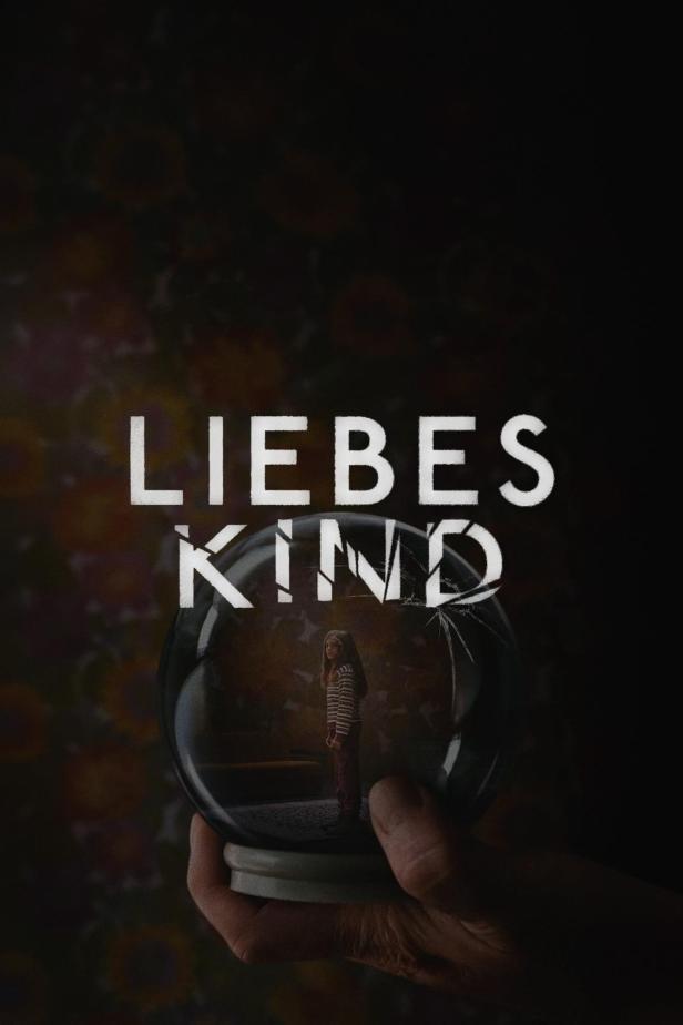 Das Filmplakat für „Liebes Kind“ zeigt ein Mädchen in einer zerbrochenen Schneekugel.