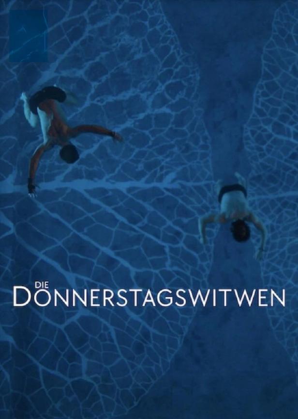 Das Filmplakat für „Die Donnerstagswitwen“ zeigt zwei Männer, die ins Wasser springen.