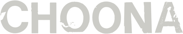 Der Schriftzug „CHOONA“ in einer hellen Farbe vor einem schwarzen Hintergrund.