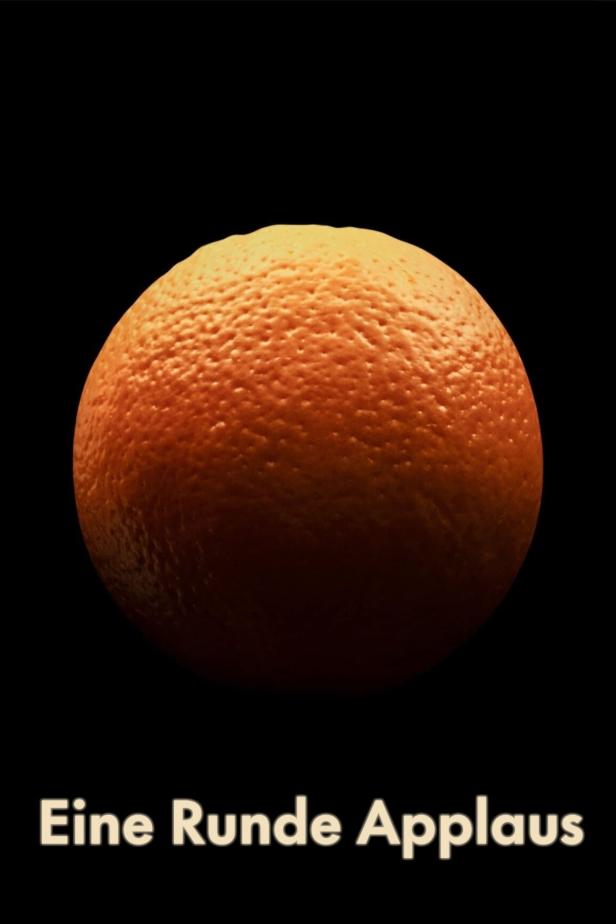 Eine Nahaufnahme einer Orange vor einem schwarzen Hintergrund.