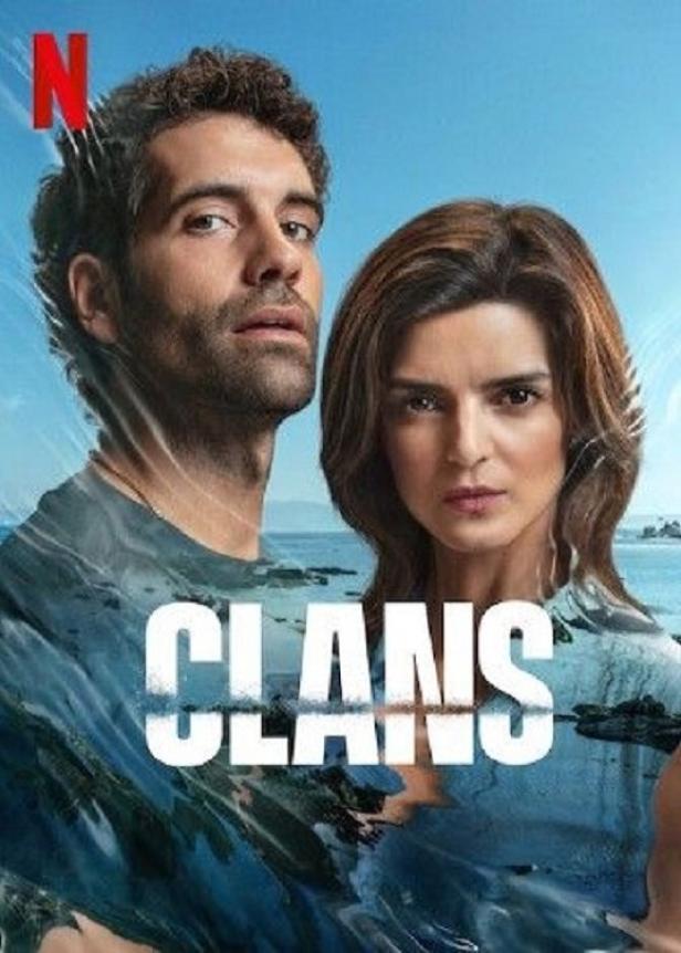 Das Filmplakat für die Netflix-Serie „Clans“ zeigt ein Mann und eine Frau vor einer Küstenlandschaft.