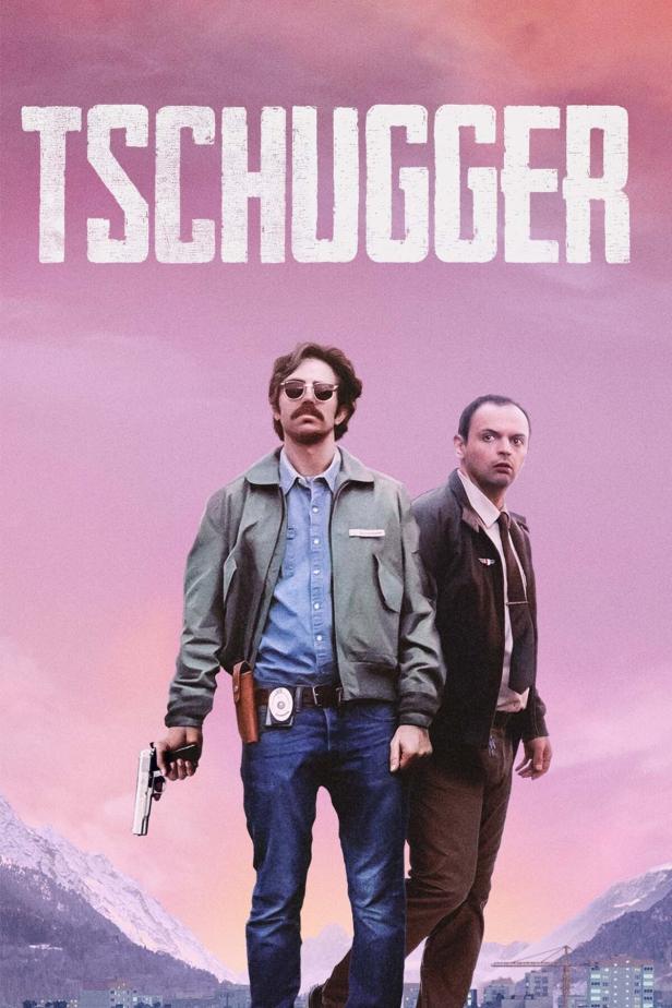 Das Filmplakat zu „Tschugger“ zeigt zwei Polizisten vor einer Bergkulisse.