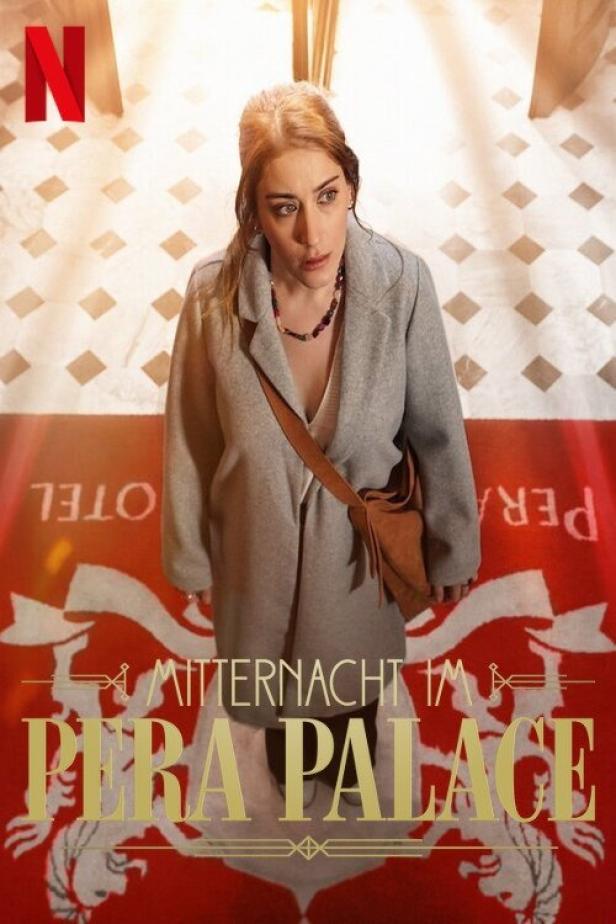 Eine Frau steht vor dem roten Teppich des „Pera Palace“ Hotels.