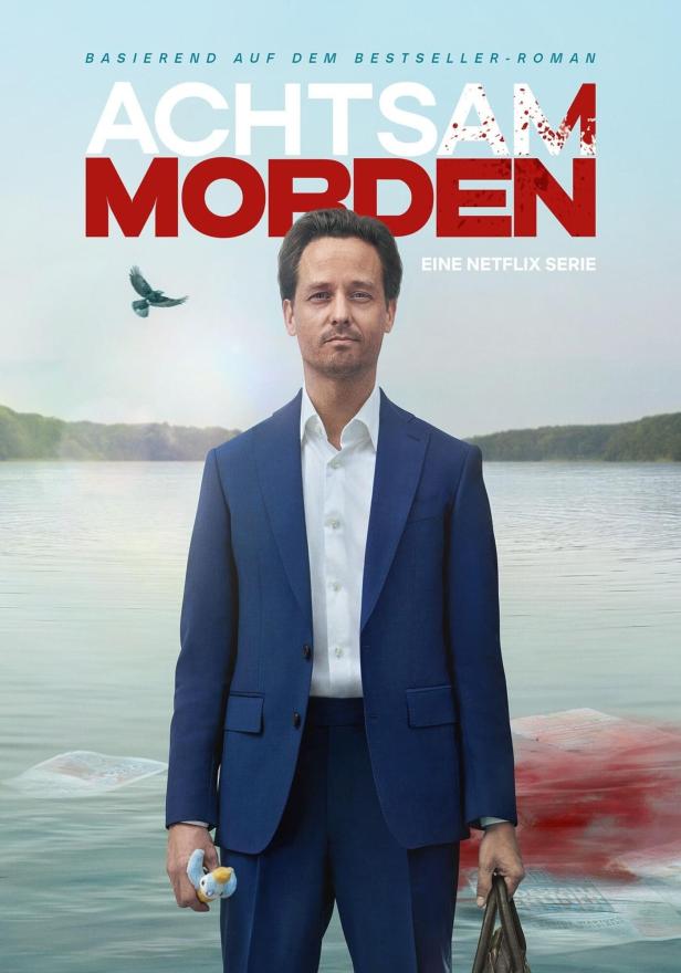 Das Poster für die Netflix-Serie „Achtsam Morden“ zeigt einen Mann am See mit einem Stofftier in der Hand.