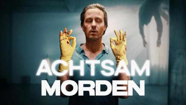 Ein Mann mit blutverschmierten Gummihandschuhen meditiert vor dem Schriftzug „Achtsam Morden“.