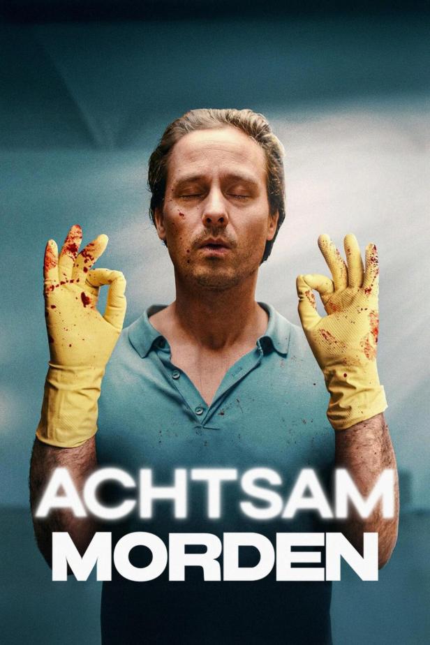 Ein Mann mit blutverschmierten gelben Handschuhen meditiert; Filmposter „Achtsam Morden“.