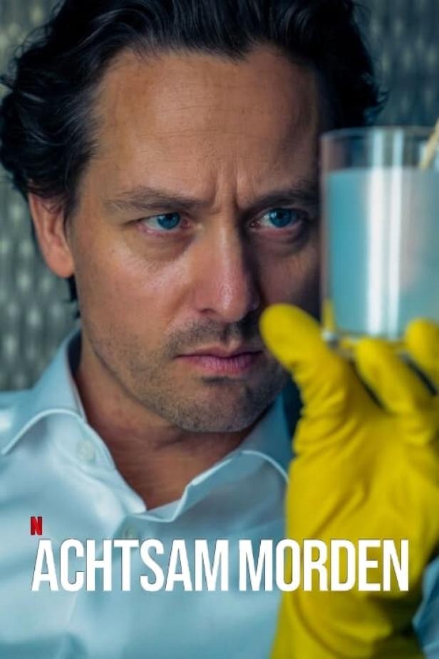 Ein Mann mit gelben Handschuhen untersucht ein Glas mit einer Flüssigkeit; Filmposter „Achtsam Morden“.