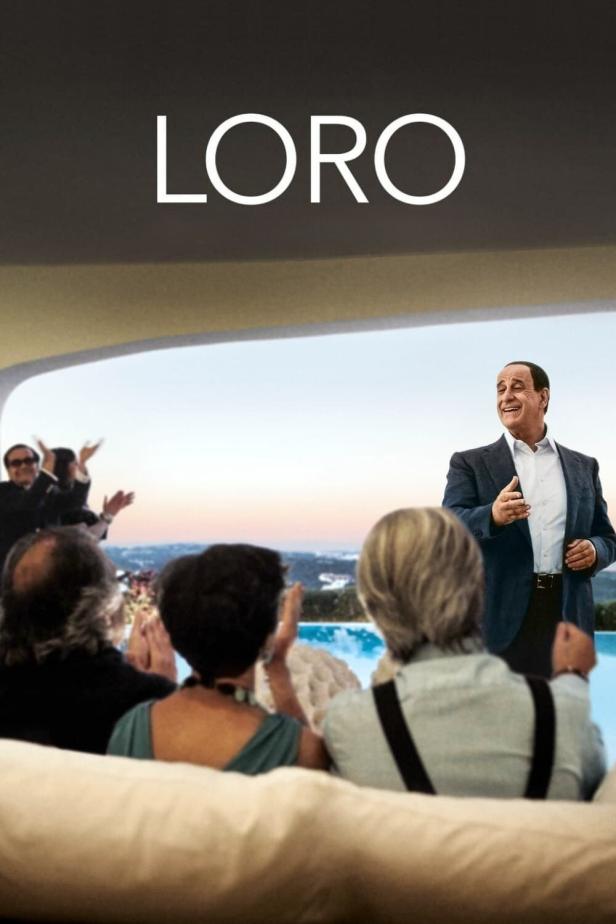 Ein Mann hält eine Rede vor einer Gruppe von Zuhörern im Film „Loro“.