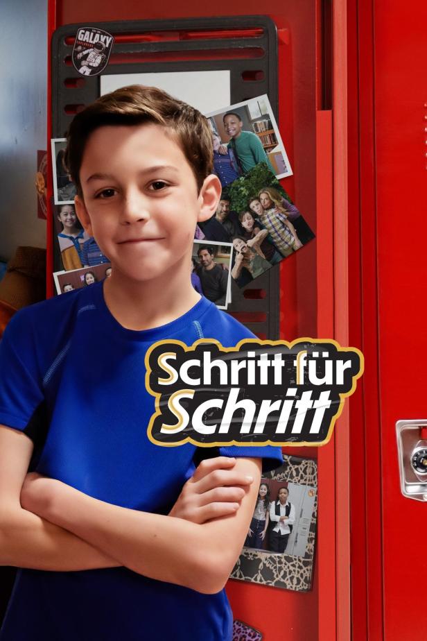 Ein junger Mann steht vor einem Spind mit dem Schriftzug „Schritt für Schritt“.
