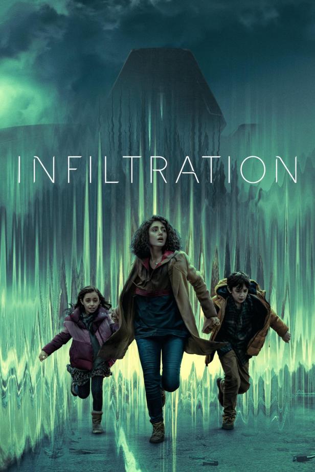 Eine Frau rennt mit zwei Kindern vor einem Gebäude davon; Filmposter „Infiltration“.