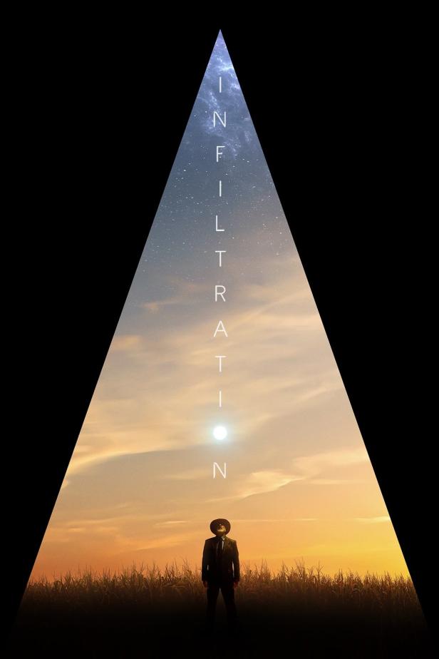 Ein Mann mit Hut steht vor einem Feld im goldenen Abendlicht, umrahmt von einem Dreieck mit dem Wort „Infiltration“.