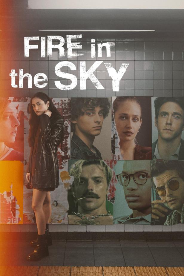 Das Filmplakat für „Fire in the Sky“ zeigt eine junge Frau vor einer U-Bahn-Wand mit Porträts.