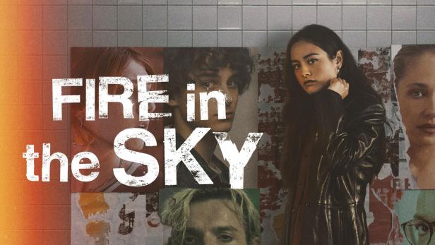 Das Filmplakat für „Fire in the Sky“ zeigt eine junge Frau vor einer Collage aus Porträts.