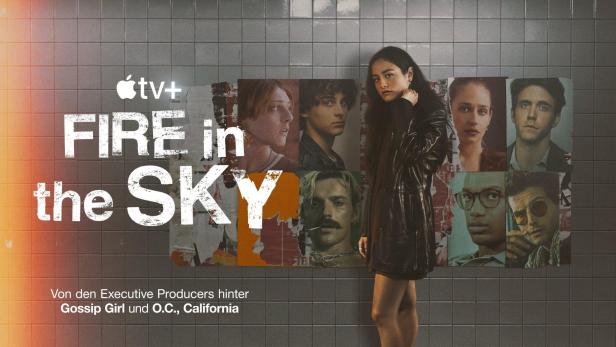 Werbeplakat für die Apple TV+ Serie „Fire in the Sky“ mit einer jungen Frau im Vordergrund.