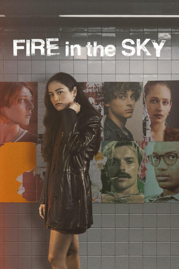 Das Filmplakat für „Fire in the Sky“ zeigt eine Frau vor einer Wand mit Porträts.