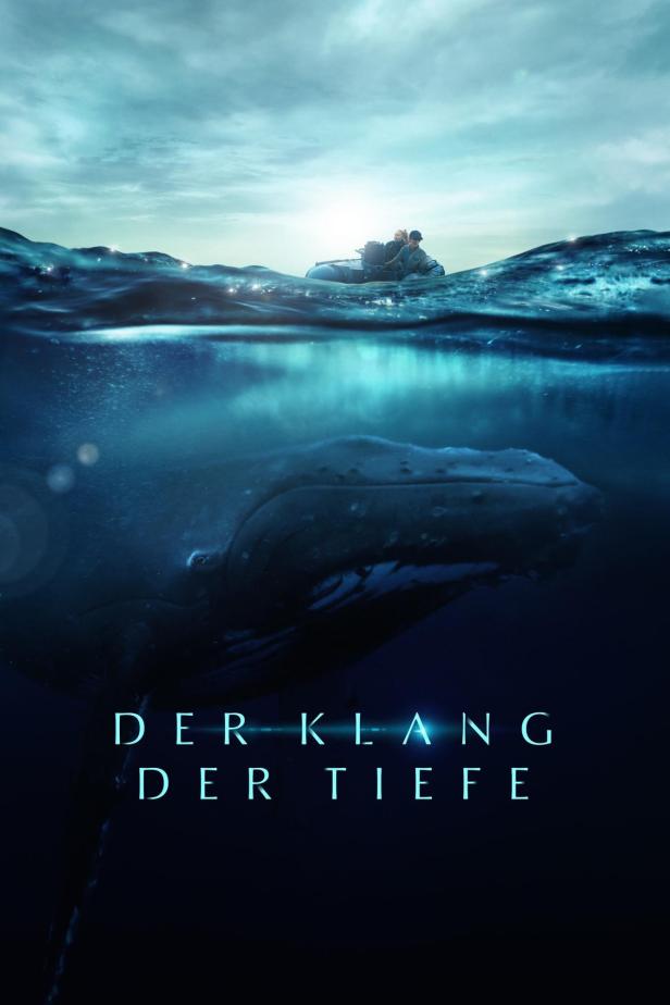 Ein Buckelwal schwimmt unter einem Schlauchboot mit zwei Personen im Film „Der Klang der Tiefe“.