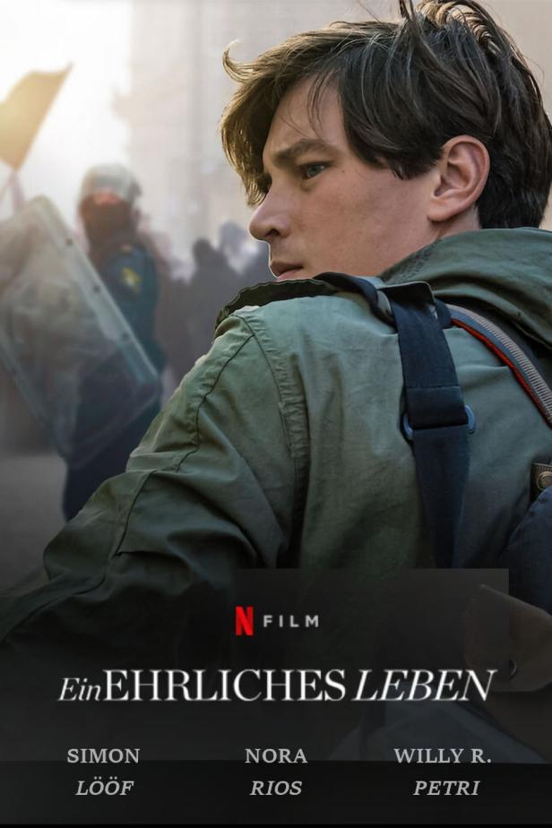 Ein junger Mann inmitten einer Demonstration im Film „Ein Ehrliches Leben“.