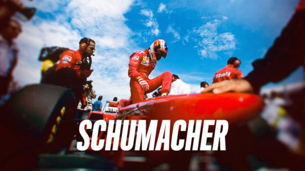 Michael Schumacher steigt aus seinem roten Ferrari-Rennwagen.
