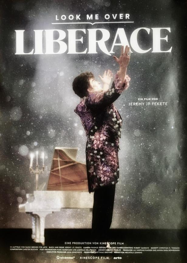 Das Filmplakat für „Look Me Over Liberace“ zeigt Liberace an einem Klavier.