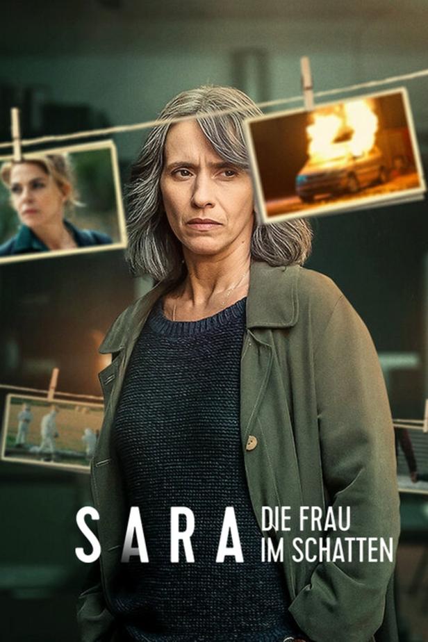 Das Filmplakat zu „Sara – Die Frau im Schatten“ zeigt eine ernste Frau vor Fotos an einer Wäscheleine.