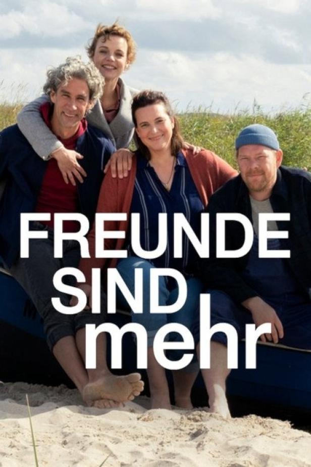 Das Filmplakat für „Freunde sind mehr“ zeigt vier Personen am Strand.