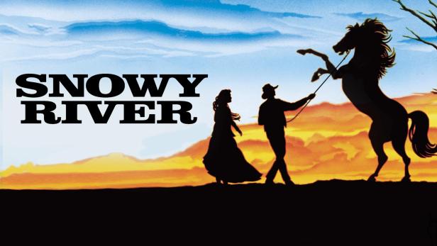Das Filmplakat für „Snowy River“ zeigt eine Silhouette von Mann, Frau und Pferd vor einem Sonnenaufgang.