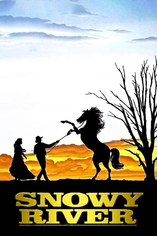 Silhouette eines Mannes, einer Frau und eines aufbäumenden Pferdes vor dem Hintergrund des Films „Snowy River“.