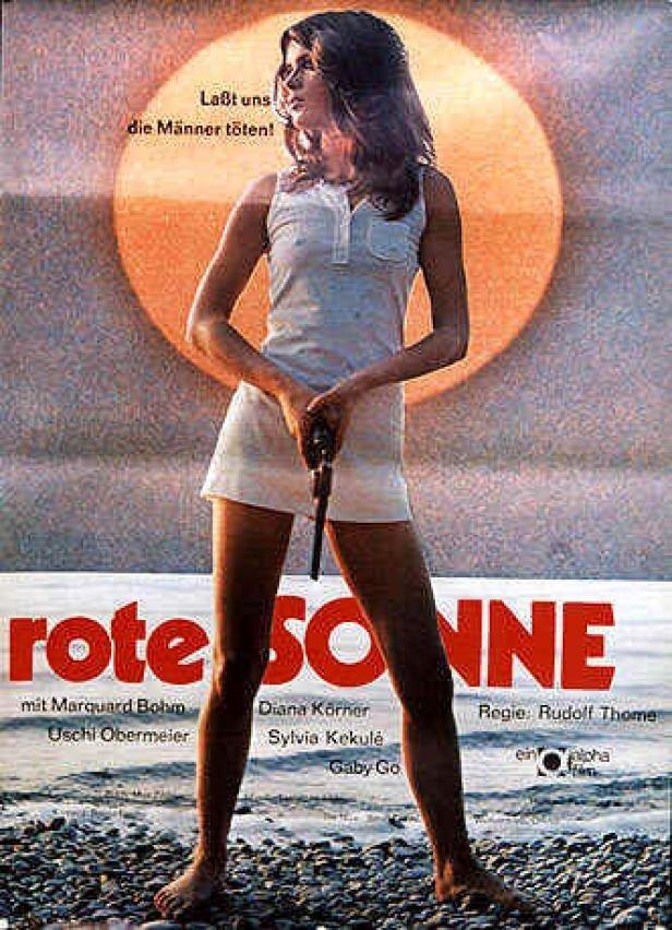 Das Filmplakat für „Rote Sonne“ zeigt eine Frau mit einer Pistole vor einem roten Kreis.