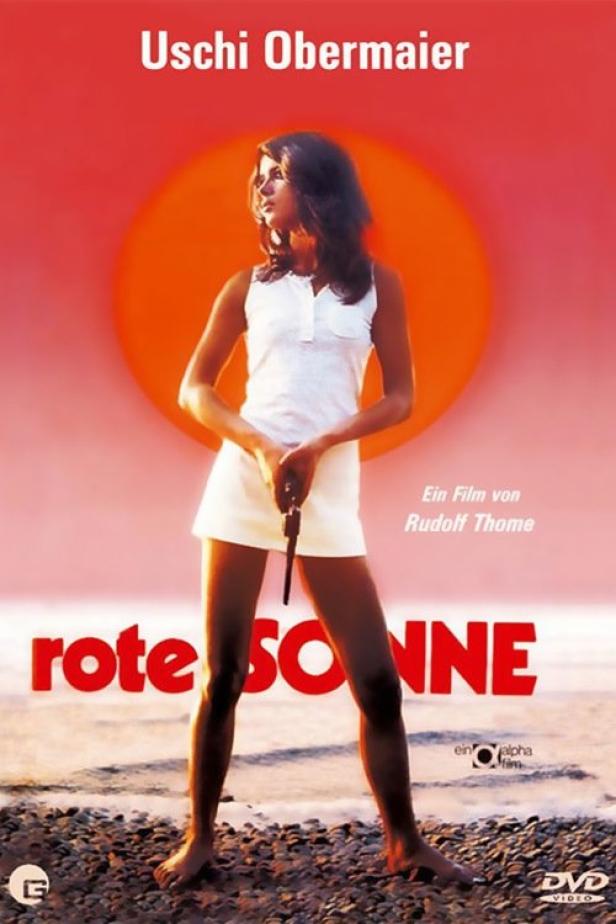 Das Filmplakat für „Rote Sonne“ zeigt Uschi Obermaier mit einer Pistole am Strand.