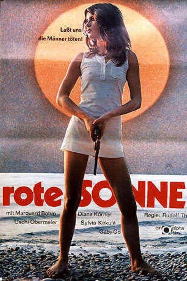 Das Filmplakat für „Rote Sonne“ zeigt eine Frau mit einer Pistole am Strand.