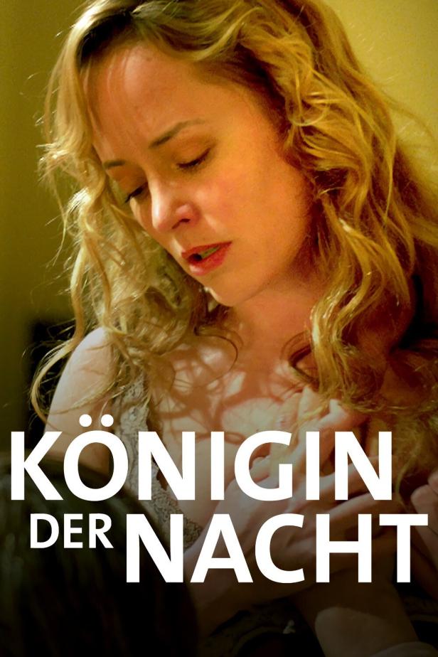 Das Filmplakat für „Königin der Nacht“ zeigt eine Frau mit blonden Locken.
