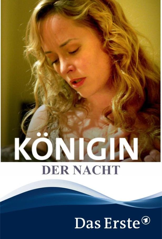 Das Filmplakat für „Königin der Nacht“ zeigt eine Frau mit blonden Locken.