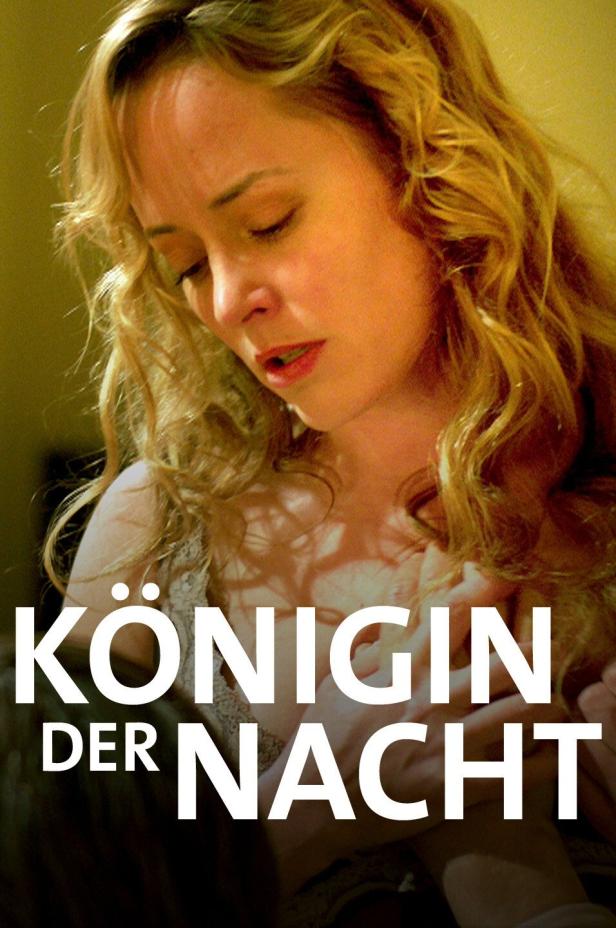 Das Filmplakat für „Königin der Nacht“ zeigt eine Frau mit blonden Locken.