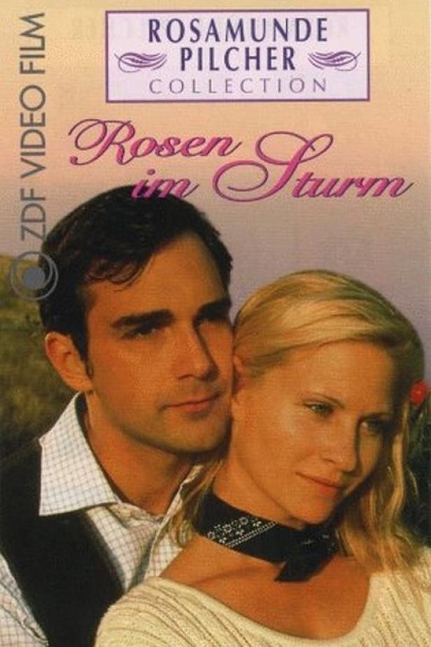 Das Cover des Rosamunde Pilcher Films „Rosen im Sturm“ zeigt ein Paar.