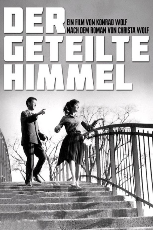 Schwarzweiß-Filmposter für „Der geteilte Himmel“ mit zwei Personen auf einer Treppe.