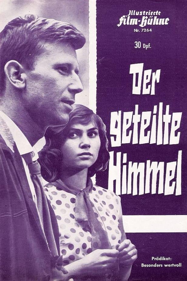 Ein Filmposter für „Der geteilte Himmel“ mit einem jungen Paar.
