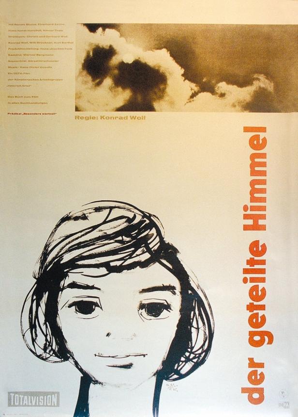 Das Filmplakat für „Der geteilte Himmel“ zeigt eine stilisierte Zeichnung eines jungen Mädchens unter einer Wolkenformation.