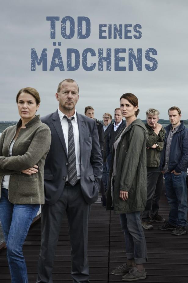 Das Filmplakat für „Tod eines Mädchens“ zeigt eine Gruppe von Personen auf einem Steg.