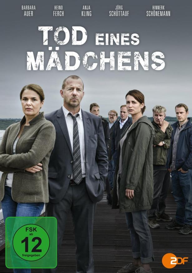 Das Filmplakat für „Tod eines Mädchens“ zeigt die Hauptdarsteller vor einer düsteren Küstenlandschaft.