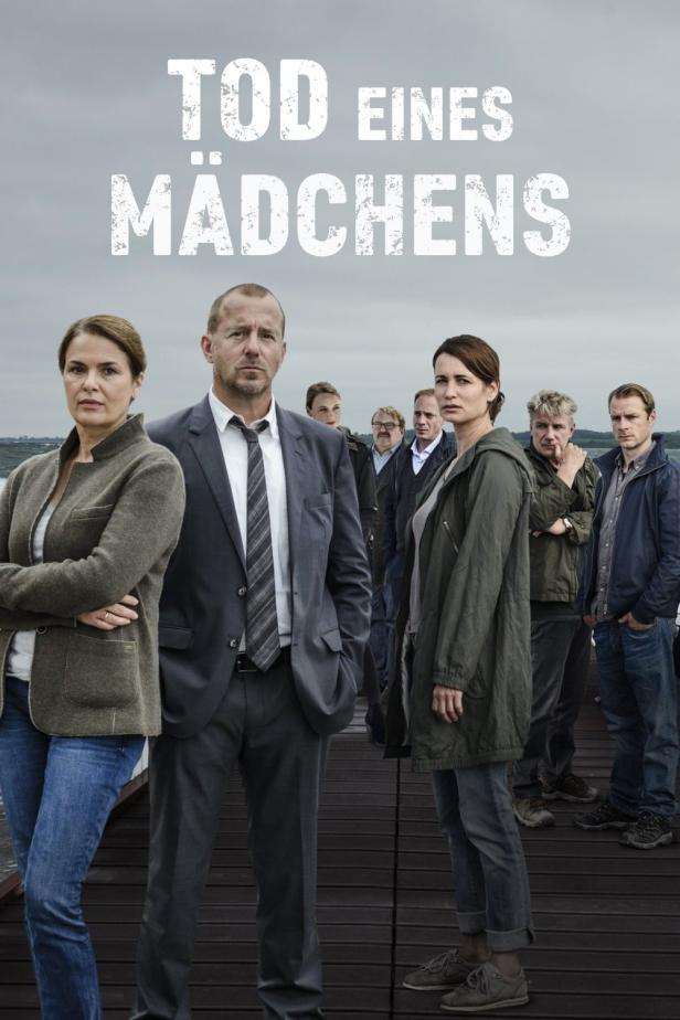 Das Filmplakat für „Tod eines Mädchens“ zeigt eine Gruppe von Ermittlern vor einem trüben Himmel.