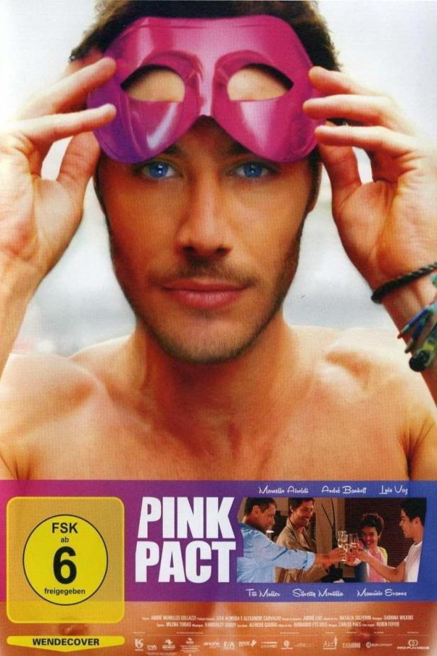Ein Mann hält eine pinkfarbene Maske vor sein Gesicht, das Filmplakat „Pink Pact“ ist im unteren Bildbereich zu sehen.