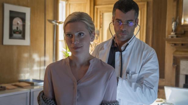 Ein Arzt untersucht eine Patientin mit einem Stethoskop.