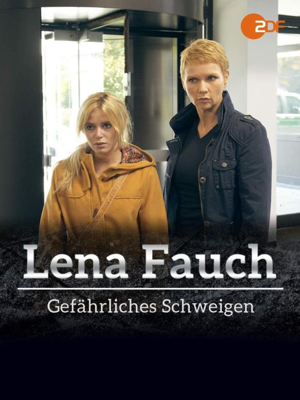 Zwei Frauen stehen vor dem Titelbild von „Lena Fauch: Gefährliches Schweigen“.