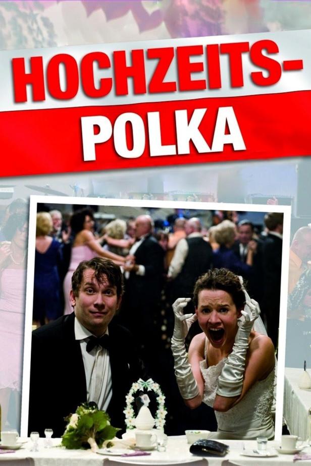 Das Filmplakat für „Hochzeits-Polka“ zeigt ein Brautpaar am Tisch, im Hintergrund tanzende Hochzeitsgäste.