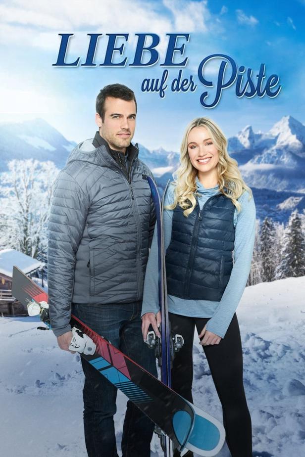 Ein Mann und eine Frau mit Skiern vor einer verschneiten Bergkulisse für „Liebe auf der Piste“.